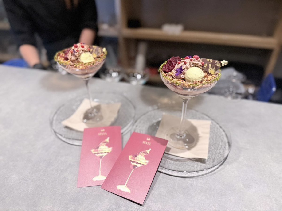 39mero417's tweet photo. 福岡の毎月変わるパフェ🎀🪄
パフェも薔薇の紅茶も可愛すぎる💞 https://t.co/Z1Jz0uB6Z8