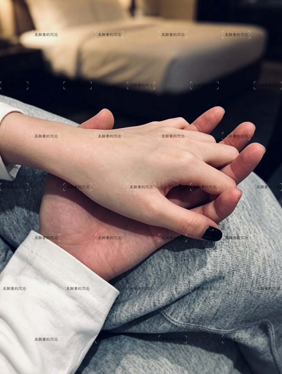 Fata_Morgana_M's tweet photo. 第三幕 《任务》
图一二：按照要求，当着美妻的面，对着美妻的玉足，打在人字拖上……
图三：妻身体仍然很反抗，不愿接触，刚搭上她的身体她就特别僵硬本能的去甩掉，但是在男人的软硬皆施下……#绿奴 #美脚 #美妻沉沦 #绿主 #胁迫
图四：“现在不会碰你的身体，但是我也要欣赏一下你的美脚”（淫笑） https://t.co/b0mYOJ6t2A