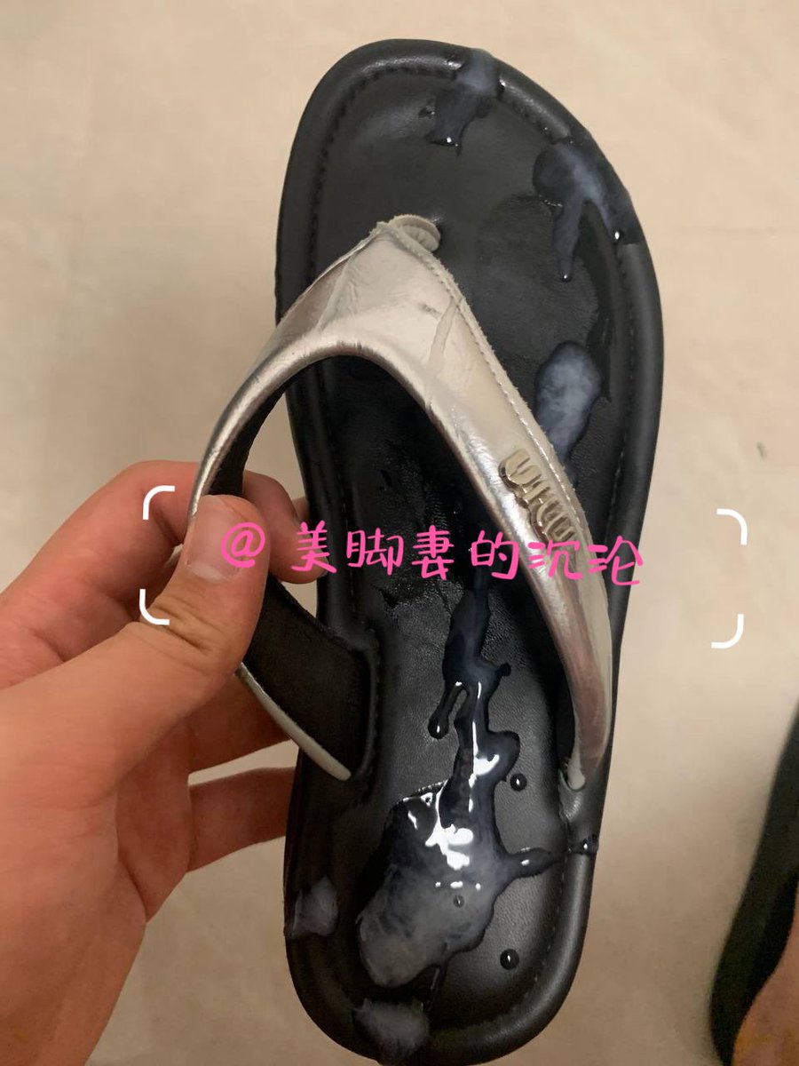 Fata_Morgana_M's tweet photo. 第三幕 《任务》
图一二：按照要求，当着美妻的面，对着美妻的玉足，打在人字拖上……
图三：妻身体仍然很反抗，不愿接触，刚搭上她的身体她就特别僵硬本能的去甩掉，但是在男人的软硬皆施下……#绿奴 #美脚 #美妻沉沦 #绿主 #胁迫
图四：“现在不会碰你的身体，但是我也要欣赏一下你的美脚”（淫笑） https://t.co/b0mYOJ6t2A