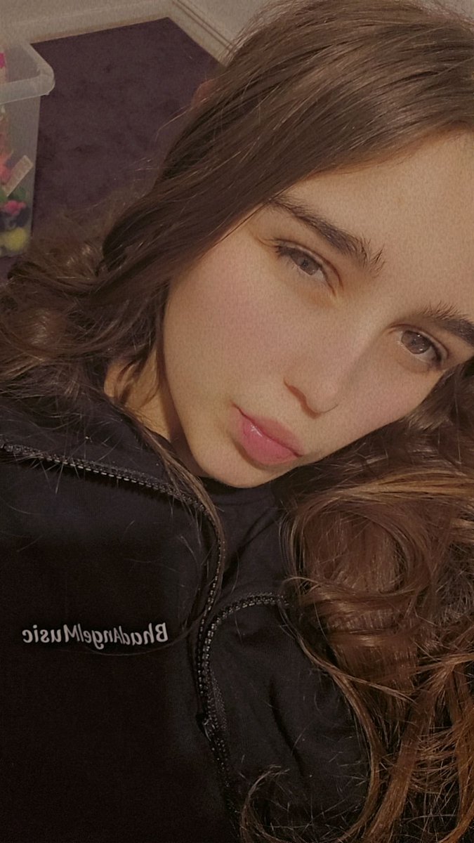 BhadAngelXO's tweet photo. This is silly, we are all beautiful, I want everyone to comment a selfie under this tweet so we can see everyones gorgeous faces! https://t.co/BLmFIwHhuj
