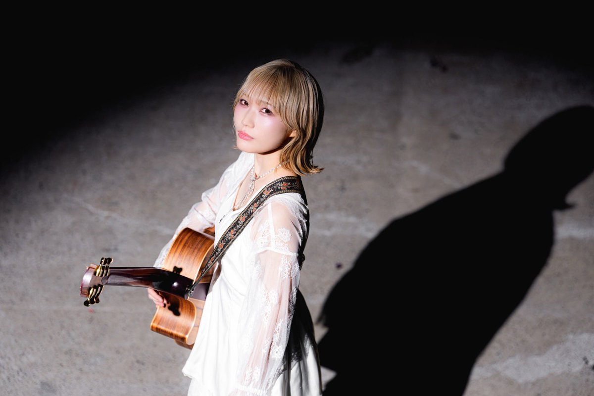 azuna_riko's tweet photo. ＼New アー写です🎸🔦／ https://t.co/ElrQZnGVcM