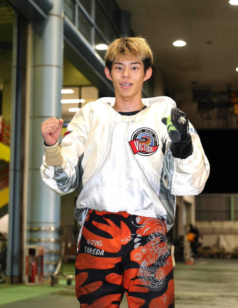 hochi_boatrace's tweet photo. ◆プレミアムＧ１第１３回ヤングダービー（２６日・ボートレース若松・５日目）

《大会最年少２２歳５か月Ｖ王手🚤⬜️》

西丸侑太朗（２２）＝香川＝が準優１１Ｒ１号艇で逃げ切り１着。８月まるがめ一般戦以来、今年６度目、通算１６度目、Ｇ１は初となる優出を決め、優勝戦１号艇を勝ち取った。

勝利者インタビューでは「しっかり逃げるので、しっかり盛り上げてください」と優勝宣言も飛び出した。

大会最年少Ｖは第５回（１８年・浜名湖）の関浩哉で２３歳１０か月。西丸が優勝すれば２２歳５か月で記録を更新する。

「しっかり逃げられて、ホッとしています。自分のターンをするだけと思っていた。足は良かった。全体的にいい。ターン回りが良くて、そこからの抜け感が良かった。乗り心地も全然良かった。微調整。３日目のインは緊張した。今日はリラックスしていた。こんな気持ちで明日も行けると思う。スタートは勘通り。（勝てばヤングダービー初Ｖ。最年少優勝でもある）そこはしっかり意識してきた。それが達成できればうれしいです」

＃ボートレース若松
＃ヤングダービー
＃西丸侑太朗