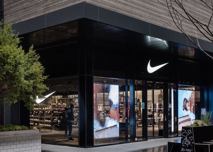 OkhMS2030's tweet photo. 耐克（Nike）发生了什么？公司股价正急剧下挫 👟🩸 华尔街情绪跌至2001年以来的最低点 🔻 美国银行将该股评级下调至“表现落后”（Underperform） 🔻 销售增长目标推迟至2028年 🔻 分析师评分降至3.3分（满分5分） 🔻 新的目标价定为30美元——较上一个收盘价低17%。该股正走向1993年以来表现最差的一年 https://t.co/B2ABIX1EnK