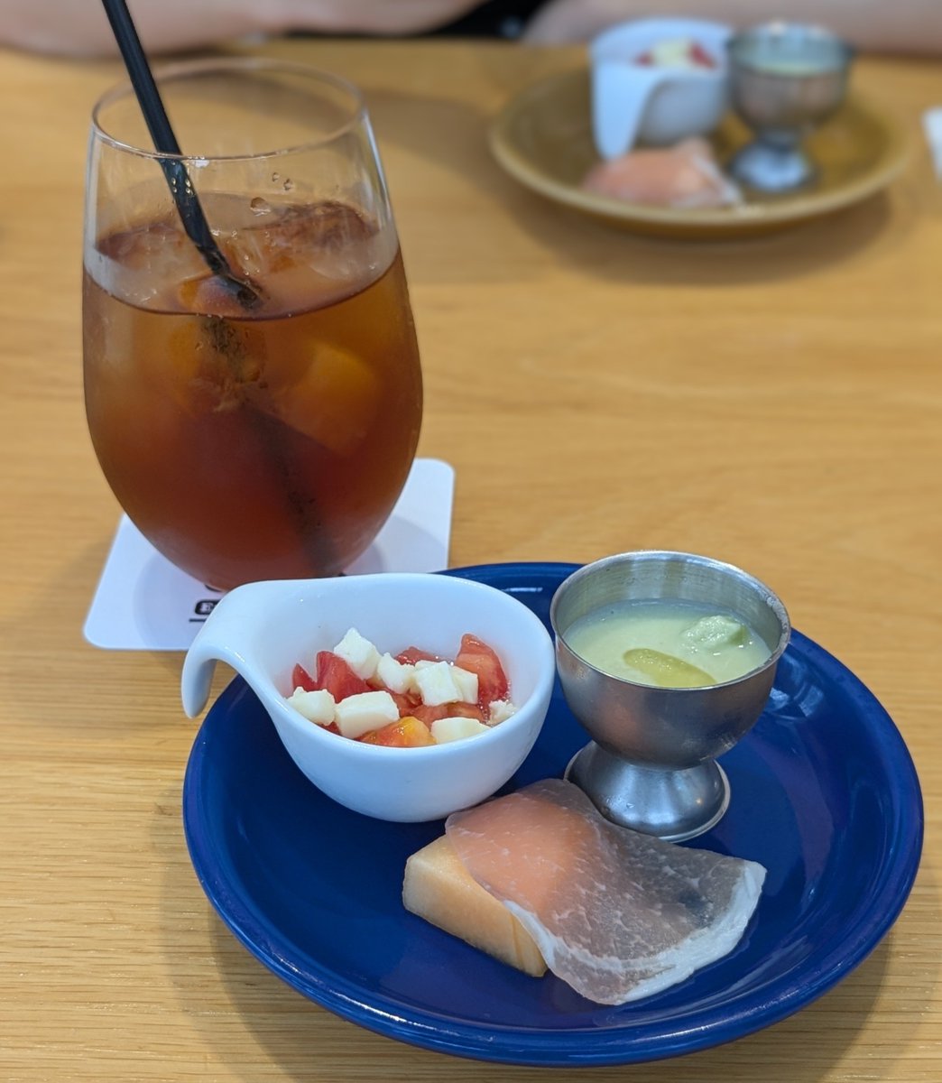 misayomisayo2's tweet photo. 今日は次女と息子とランチ
EX GARDEN CAFEのフルーツコース
前菜とお食事 https://t.co/wm1FVzAlO0