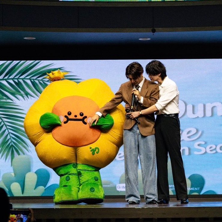 chamaiou's tweet photo. ใครก็ห้ามให้สิ่งนี้หายไปจากชีวิตกุ กุไม่ให้ ไม่เคยดูรูปไหนแล้วอยากร้องไห้เท่านี้ ชั้นโคตรรักพวกแกทั้งสามเลยอะ รักมาก ๆ 😭😭😭😭😭😭😭😭😭😭😭😭😭 https://t.co/XTd1zq6Mgc