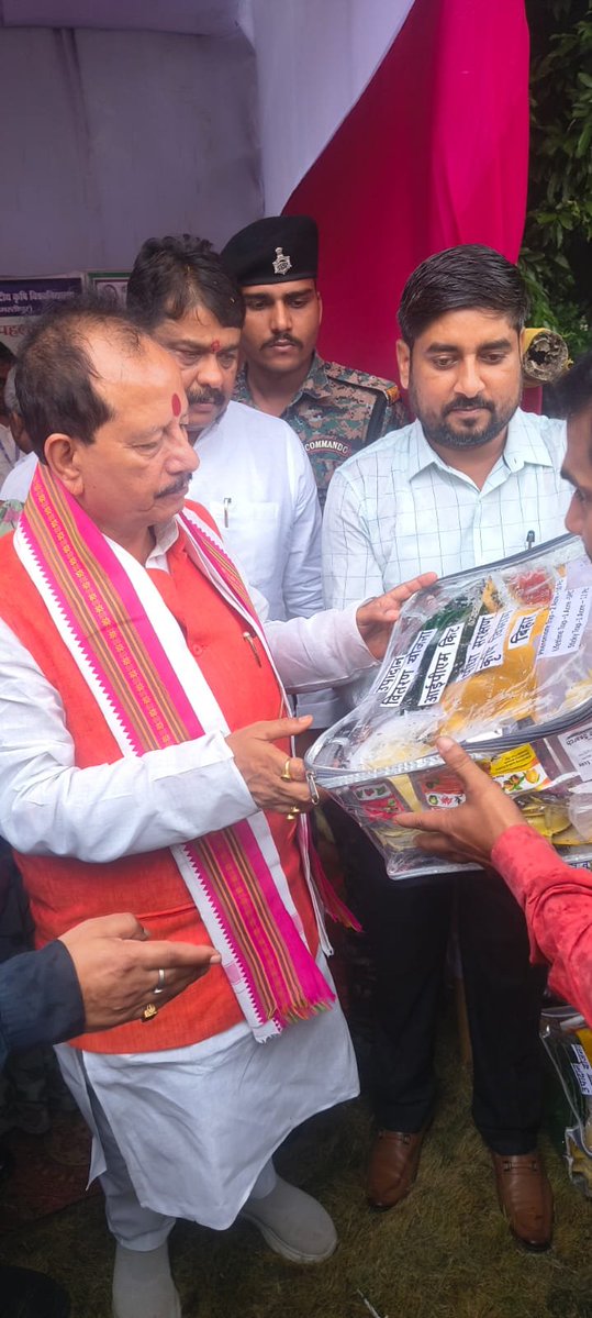 Agribih's tweet photo. पौधा संरक्षण उपादान योजना 2026-27 के तहत किसानों को मिला कीट नियंत्रण किट

📍 विद्यापति सभागार, डॉ. राजेंद्र प्रसाद केंद्रीय कृषि विश्वविद्यालय, पूसा, समस्तीपुर

आज दिनांक 26 सितम्बर 2026 को Agri-Education and Skilling for Viksit Bharat @2047 विषयक बैठक के दौरान माननीय कृषि मंत्री, श्री VIJAY KUMAR SINHA एवं कुलपति महोदय की उपस्थिति में पौधा संरक्षण उपादान योजना 2026-27 के तहत समस्तीपुर जिले के पूसा प्रखंड के 10 किसानों के बीच 75% अनुदान पर फेरोमोन ट्रैप, लाइफटाइम ट्रैप एवं स्टिकी ट्रैप से संबंधित किट का वितरण किया गया।

इस अवसर पर किसानों को ट्रैप के उपयोग, कीट नियंत्रण एवं फसल सुरक्षा में इनके प्रभावी इस्तेमाल से संबंधित विस्तृत जानकारी भी दी गई।

संतुलित एवं वैज्ञानिक पौधा संरक्षण अपनाएं, फसल को कीटों से बचाएं और उत्पादन बढ़ाएं।

#PlantProtection #PestManagement #BiharAgriculture #KisanKalyan #agriculture 
@VijayKrSinhaBih 
@BametiBihar 
@IPRDBihar 
@AgriGoI