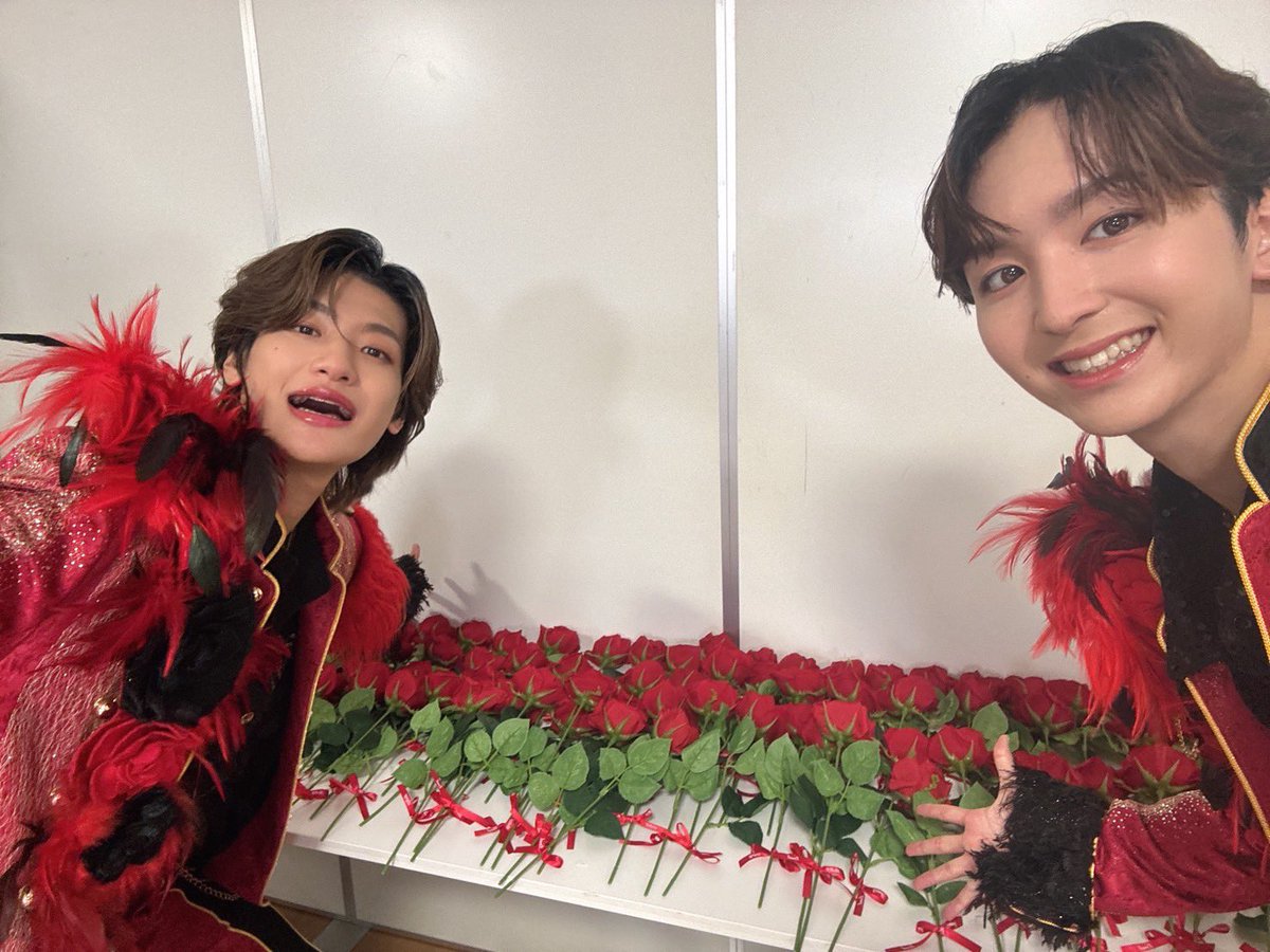 Lienel_official's tweet photo. リリースイベント雨の中、本当にありがとうございます！！今日もたくさんのバラを渡しました(^^)渡させてくれてありがとう！
10代最後のリリイベ楽しかったです！
20代のリリイベもよろしくね✌️

#高岡ミロ Instagram💚
🔗https://t.co/ALLBvURRRX

#Lienel #リエネル
#リエネル_愛のダバダ
#リエネルの思い出
