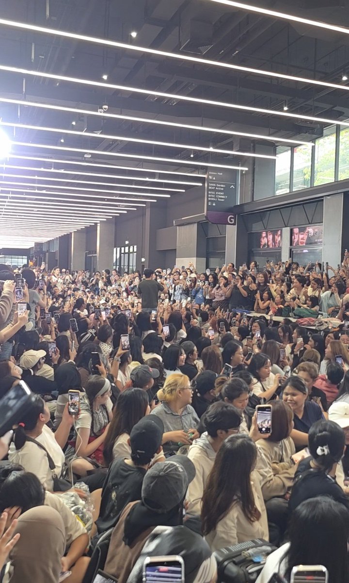 anta_wnr's tweet photo. ไหล่ยักษ์ของยัยวอร์ แข็งแกร่งมาก จะร้องไห้ 

#ROOKIEDIVOSCONCERT 
#warwanarat https://t.co/qxxiWdRVAz
