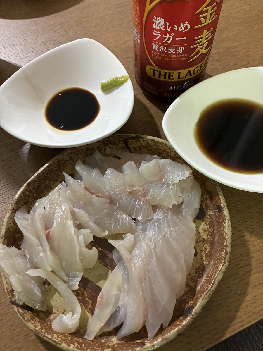 taka_5602's tweet photo. 9.22、連休中日に北淡へ釣行。
10号ハリス4本針、カラバリにもサビキにも群れに当たれば満遍なくマイワシ、サバが。
落とし込みでシオ40センチ×2。ハマチも釣り上げるも取り込みで4人絡み、みんな譲り合いで持って帰れず。
フネタツ ヒラメの限界を感じ、カイジン落とし込みオーダー決定！
#栄真丸 https://t.co/vaJ9gDbm0G