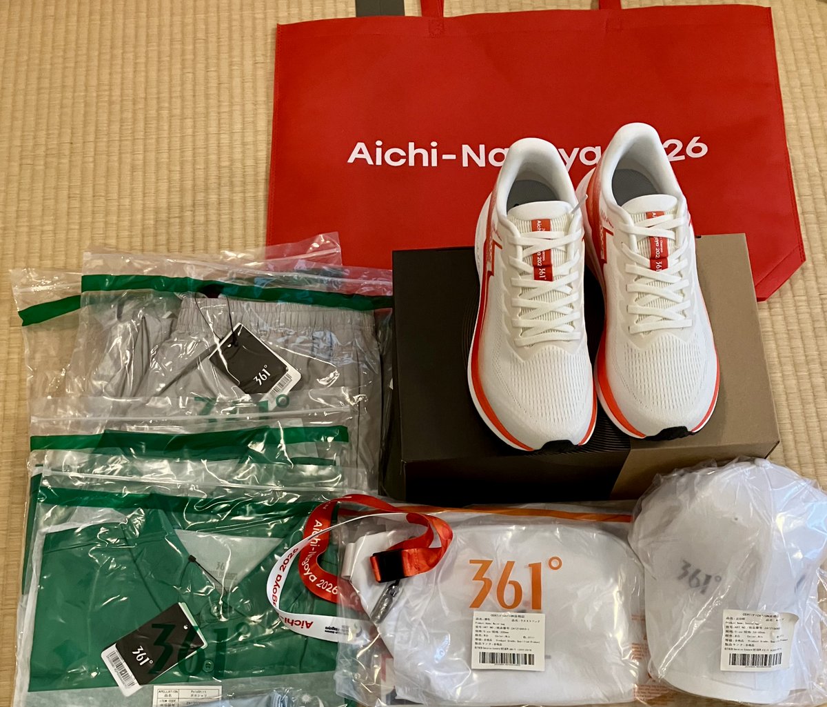 Xintailang1's tweet photo. ボランティア活動、ヨコシマな気持ちで挑んでおります。
少しでも語学、特に中国語を使える機会があればと思い応募しました。
実際はほとんど活動する機会ありません。。
赤色がアジア大会、紫色がアジア・パラ大会のボランティアのウェア一式
アジア大会は「361°」、アジア・パラ大会は「アシックス」 https://t.co/29FrNoqMo5