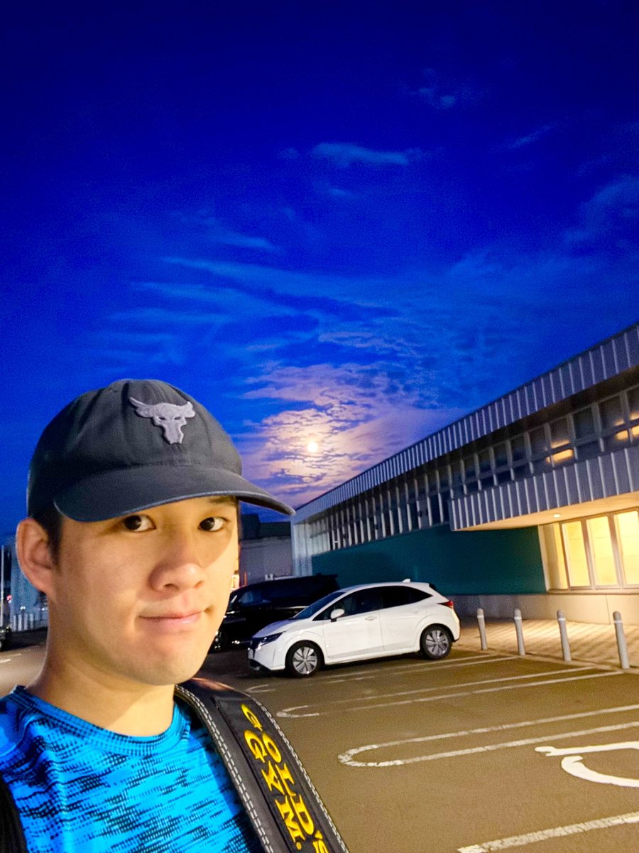 kenta1500m's tweet photo. 今金帰省最終夜。
限界に挑み切った帰りに綺麗な月が見れて感動。

レッグプレスフルスタック188kgを片脚で動かせる日が来ようとは。

明日から再び函館へ。🚗

#今金町総合体育館 #今金町 #今金 #あいきゅーぶ https://t.co/q3GyqUvGI7