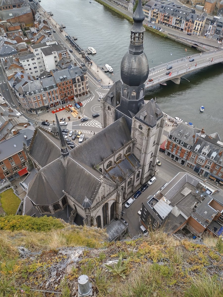 CHRISTOPHEIvan3's tweet photo. Une photo de la Collégiale de Dinant vu depuis la citadelle. C'est superbe. https://t.co/wcxgKt8CXj