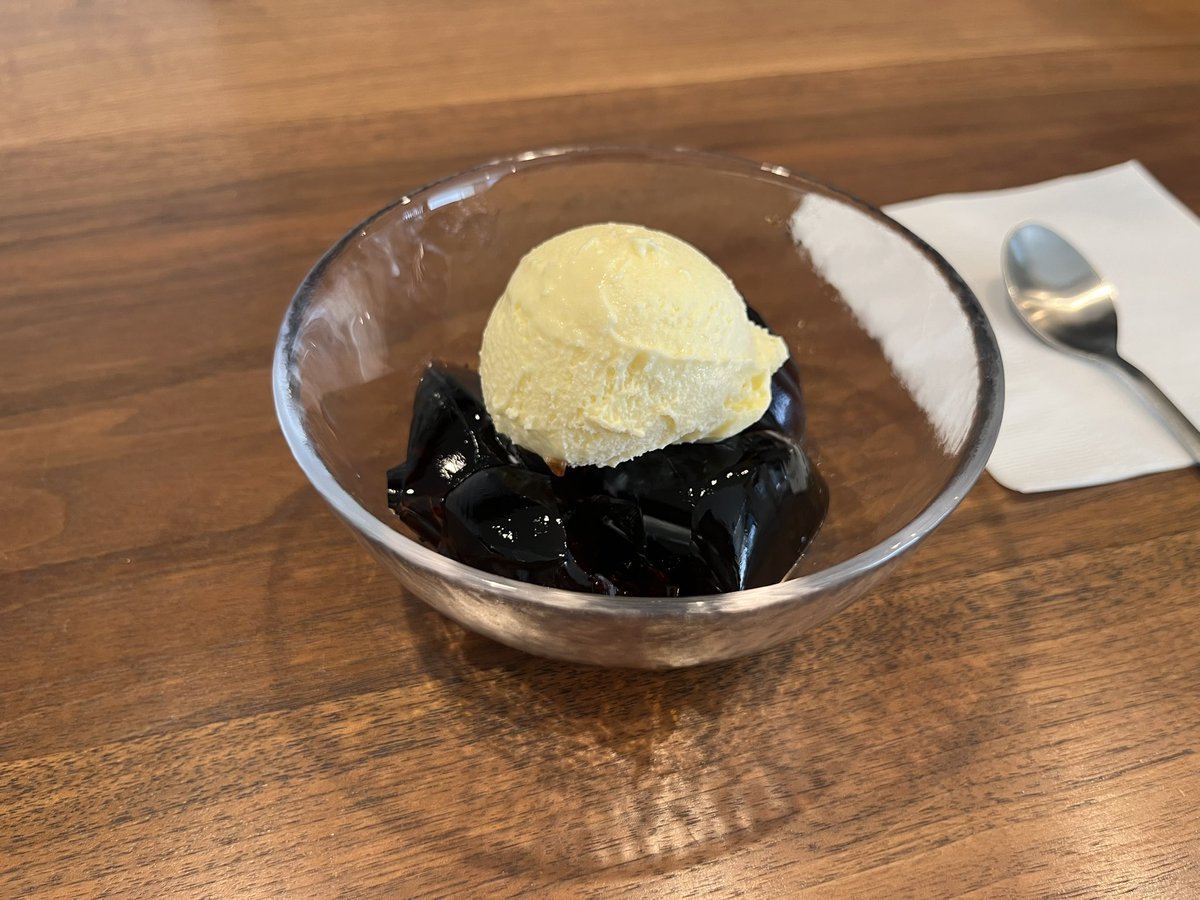 daaaaaausagi's tweet photo. 神楽坂　茶房･はちはち

コーヒーゼリーが好きで時々食べたくなる。
でもコーヒーゼリーに合わせるドリンクの正解がわからない。 https://t.co/fUCPPACgR4