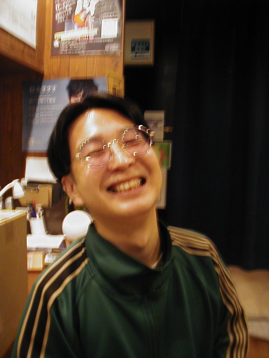 taiki12243594's tweet photo. 【タイキ、DY CUBEを辞めるってよ！って話】

いつも下北沢DY CUBEという空間を楽しんでいただきありがとうございます！

表題通りですが、私、中田タイキは....

2026年12月31日をもちまして、下北沢 DY CUBE 及び 有限会社ミュージアムコーポレーションを退職する運びとなりました！

「自分が離れた方が、DY CUBEの未来のためになるんじゃないか……」

そう思った瞬間があり、今年3月にはオーナーへ退職の意思を伝えました。

脅威の9ヶ月前申告です‼️笑

今後はブッカー不足で困っているライブハウスがあれば自分の経験を活かしてその場所の歴史や思い出を守っていけたらなっと思い描いています。

ブッカーという仕事は「人との繋がり」で成り立っている部分がかなり大きいので、水面下で転職活動をする��は、自分の中ではDY CUBEに対してちょっと裏切りっぽい気がしてしまって。

なので、先に辞めることを伝えてから、これから自分を必要としてくれる場所に行こうと考えていたので........

まだ何も決まっていません！！！！笑
🎉㊗️2027年1月、無職転生㊗️🎉

四谷天窓にバイトで入り店長をした期間が合計9年半。
DY CUBEを初代店長として立ち上げさせていただいた期間が５年半。

合計15年。

これまで自分がやってきたことが間違っていなければ、きっと何か面白いことが起こるんじゃないかなと思っています……!!!

僕の中で、ブッカーという仕事は
「点と点を打って、そこに線を作る仕事」
だと思っています。

いろんな人と人を出会わせたり、面白い企画を考えたり。
その出会いや経験がミュージシャンにとって掛け替えのないものになったりと...
誰かの人生のちょっとしたきっかけになったりする。
そんなことを考えながらできる、この仕事が僕は好きです。

だからこそ、これからも「ブッカー」という仕事を軸に面白いことをやっていきたいと思っています。

今後、自分の動きに進捗がありましたら、またSNSでハッピーな告知しますのでお楽しみに✨
(『感性の法則』もどこになるか分からないけど新天地で企画するよ✨)

スタッフのりっちゃんやいずみ、他新旧スタッフにはすごく助けていただきました！

今後のDY CUBEは彼らが素敵に紡いでくれることでしょう！

まずは12月31日まで、DY CUBEのタイキとしてしっかり走り切ります。
そしてその先も、どうぞよろしくお願いいたします！
※長文、駄文失礼いたしました。

＿＿＿＿＿＿＿

2026.9.26(土)
下北沢DY CUBE 
有限会社ミュージアムコーポレーション
中田タイキ