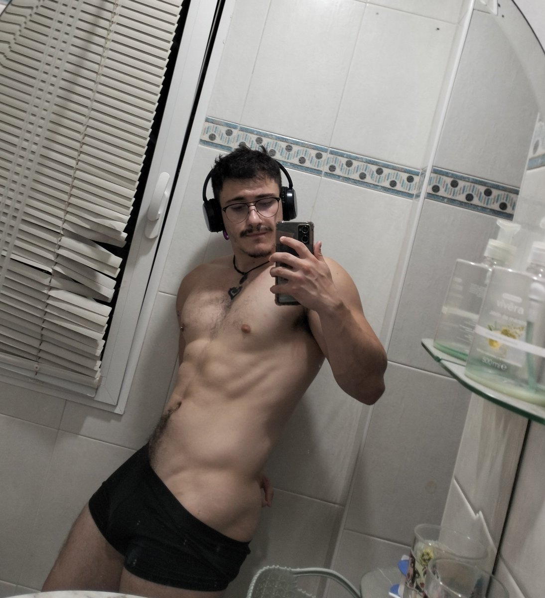 GeoYowee's tweet photo. No sé qué hacer con la mano así que la escondo 🤷🏻‍♂️ https://t.co/WwU2m457yq