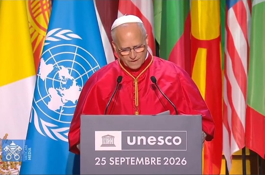 SimoPillon's tweet photo. Questo viaggio in Francia ci mostra un Leone ruggente.
Il Papa ha pronunciato all'Unesco un discorso estremamente duro e coraggioso.

Parla espressamente dei "bambini nel grembo delle loro madri" e, senza bisogno di nominare la parola eutanasia, demolisce il concetto stesso, sostenendo che la dignità umana non diminuisce con la malattia, la sofferenza, la dipendenza, l'età né la mancanza di produttività. Né il non nato è sacrificabile per il fatto di dipendere dagli altri, né l'ammalato cessa di essere degno perché non è più autonomo o utile.

Di fronte a una società che misura sempre più la vita in base alla sua efficienza, il Papa rimette al centro un principio scomodo, e non è altro che ricordare che la vita umana non vale per ciò che produce, ma per ciò che è. Dal concepimento fino alla morte.

OTTIMO.
Non ne sentiremo parlare sui media.
Facciamolo girare noi.