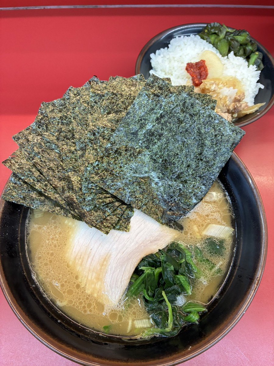 isshinchan123's tweet photo. 土曜日 朝ラーメン
相馬家 
醤油ラーメン 海苔
無料ライス
今日も身体にしみるような飲みやすいスープ😌 https://t.co/GMlIGDG22T