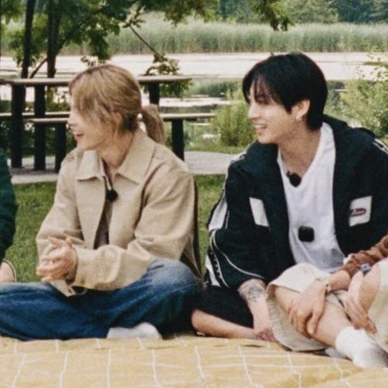 CalicoCat13_13's tweet photo. Them: omg, when 🐿️🐻🐰 hang out together, it’s only them the whole day! 
It’s proof they haven’t seen the other members… especially the ONE 🐥 member!

Well…… 

Best example for: only because members were spotted at different places, it doesn’t mean they haven’t seen e/o that same day! 🙄
