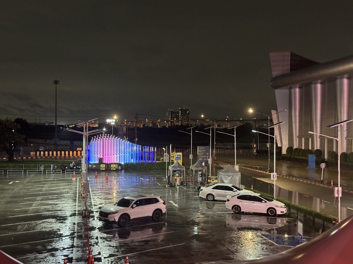ttntonn's tweet photo. สถานการณ์ตอนนี้เพื่อนๆ 2 แนะนำให้มารถไฟฟ้าสายสีชมพู ลงสถานีอิมแพ็คเมืองทองธานี จะสะดวกกว่า #ATLASRisingUpConcert https://t.co/pmWrZoBww2