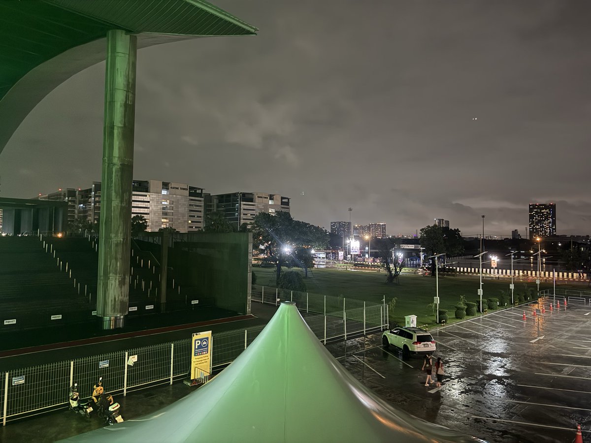 ttntonn's tweet photo. สถานการณ์ตอนนี้เพื่อนๆ 2 แนะนำให้มารถไฟฟ้าสายสีชมพู ลงสถานีอิมแพ็คเมืองทองธานี จะสะดวกกว่า #ATLASRisingUpConcert https://t.co/pmWrZoBww2