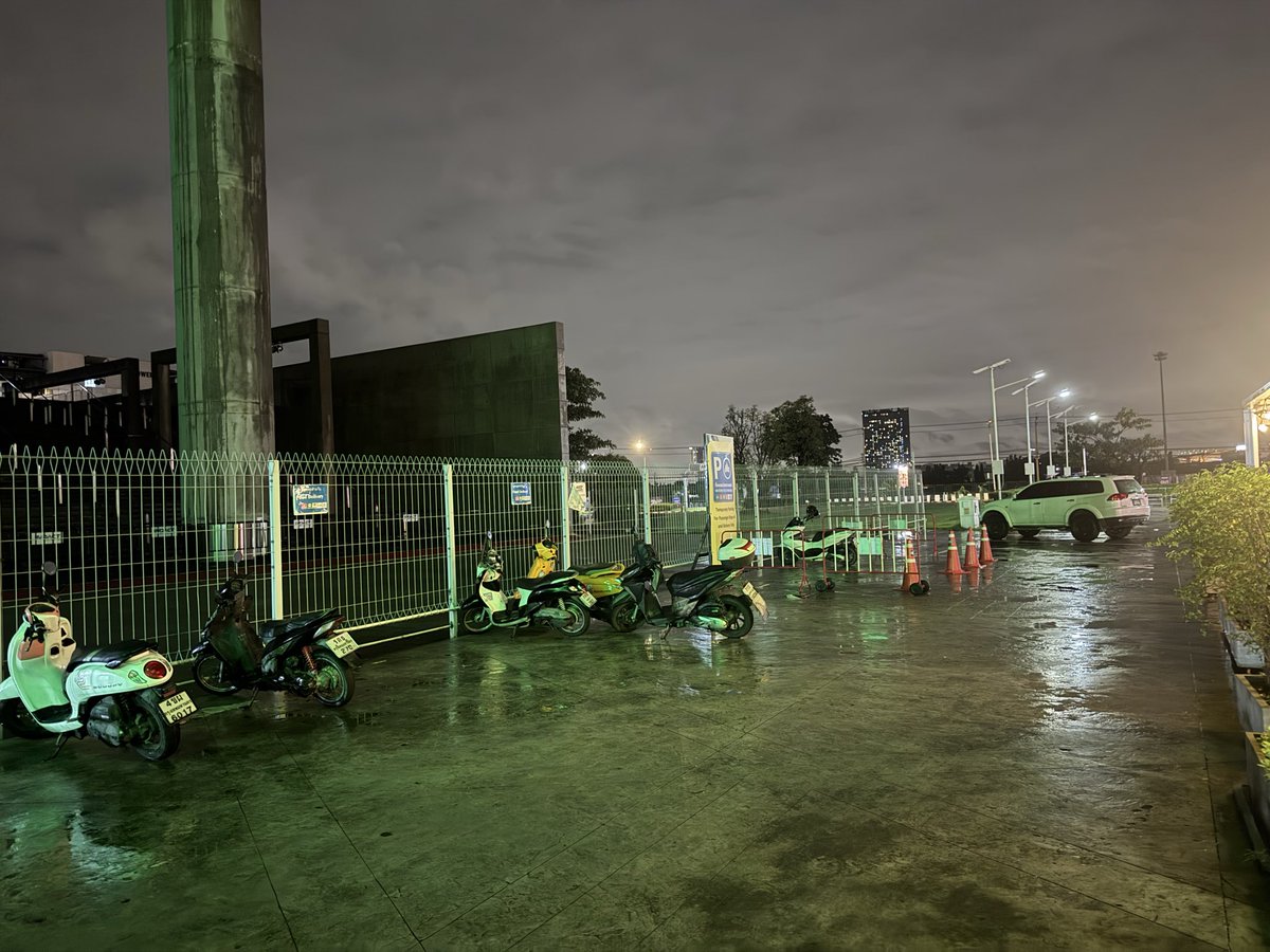 ttntonn's tweet photo. สถานการณ์ตอนนี้เพื่อนๆ 2 แนะนำให้มารถไฟฟ้าสายสีชมพู ลงสถานีอิมแพ็คเมืองทองธานี จะสะดวกกว่า #ATLASRisingUpConcert https://t.co/pmWrZoBww2