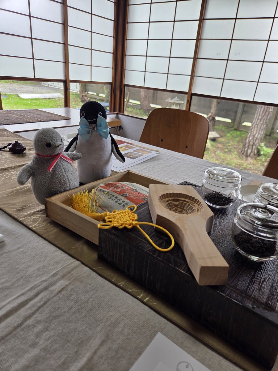 chibipochimum's tweet photo. #中国茶会
#中秋節
#月餅食べくらべ
#Suicaのペンギン

この日のテーマは月餅食べくらべ！
中秋節だ��らね。
お茶は"自己主張"し過ぎない四種。
白茶「貢眉」、炭火焙煎鉄観音、六堡茶、そして2007年正山普洱生茶。
今日はひときわ「女子会」モードの楽しいお茶会でした(笑) https://t.co/EeDSJ45m53