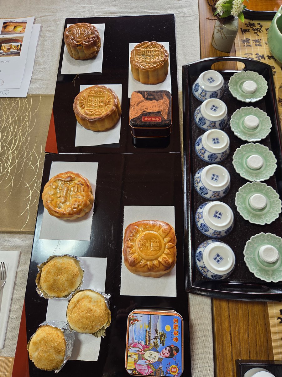 chibipochimum's tweet photo. #中国茶会
#中秋節
#月餅食べくらべ
#Suicaのペンギン

この日のテーマは月餅食べくらべ！
中秋節だ��らね。
お茶は"自己主張"し過ぎない四種。
白茶「貢眉」、炭火焙煎鉄観音、六堡茶、そして2007年正山普洱生茶。
今日はひときわ「女子会」モードの楽しいお茶会でした(笑) https://t.co/EeDSJ45m53