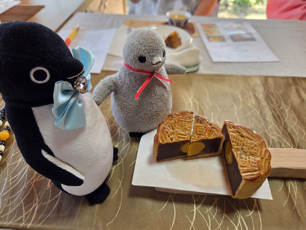 chibipochimum's tweet photo. #中国茶会
#中秋節
#月餅食べくらべ
#Suicaのペンギン

この日のテーマは月餅食べくらべ！
中秋節だ��らね。
お茶は"自己主張"し過ぎない四種。
白茶「貢眉」、炭火焙煎鉄観音、六堡茶、そして2007年正山普洱生茶。
今日はひときわ「女子会」モードの楽しいお茶会でした(笑) https://t.co/EeDSJ45m53