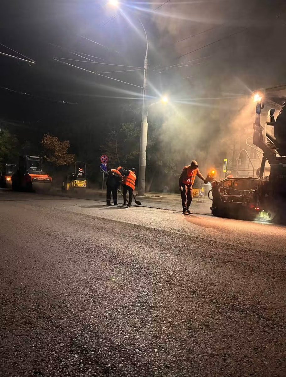Elenaandrerkd's tweet photo. Îmi place să văd cum avansează lucrările pe Gheorghe Asachi. Primul strat de asfalt e deja pus între Korolenko și Dokuceaev. Faptul că se lucrează noaptea ajută și traficul. Aștept să văd rezultatul final. #Chișinău #GheorgheAsachi https://t.co/o5TxcCl0pK