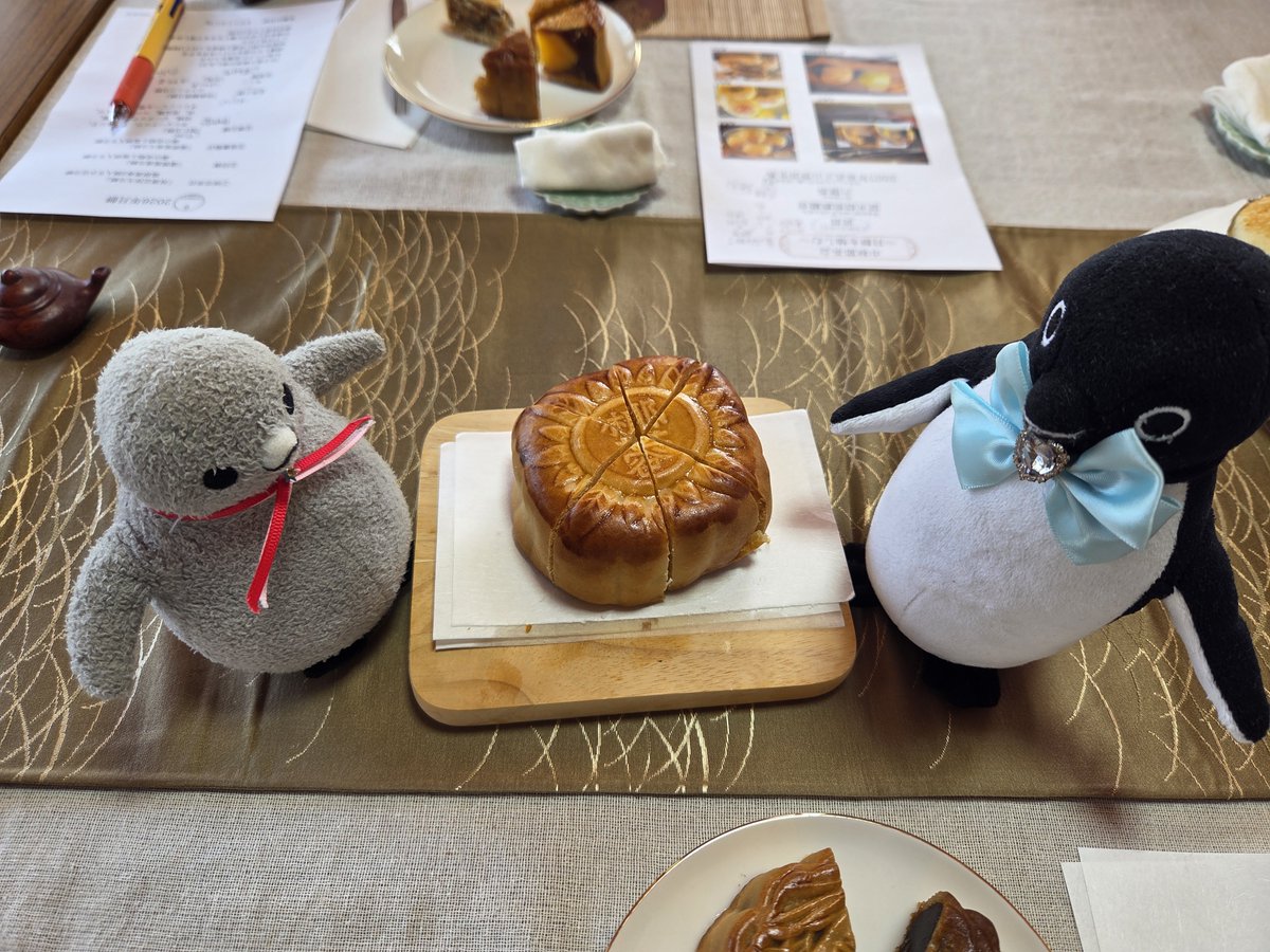 chibipochimum's tweet photo. #中国茶会
#中秋節
#月餅食べくらべ
#Suicaのペンギン

この日のテーマは月餅食べくらべ！
中秋節だ��らね。
お茶は"自己主張"し過ぎない四種。
白茶「貢眉」、炭火焙煎鉄観音、六堡茶、そして2007年正山普洱生茶。
今日はひときわ「女子会」モードの楽しいお茶会でした(笑) https://t.co/EeDSJ45m53