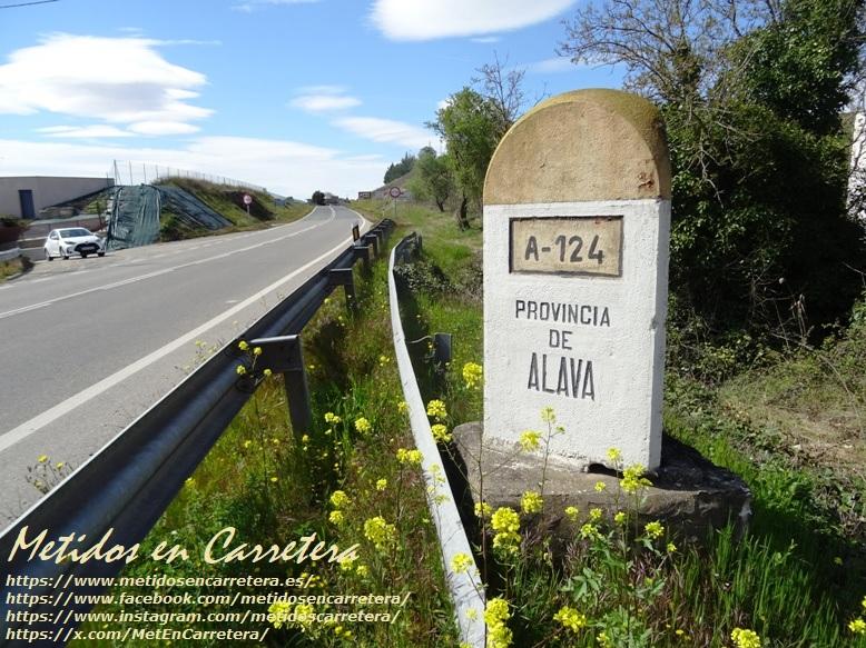 MetEnCarretera's tweet photo. #Hito de límite provincial #LaRioja/#Álava de la Instrucción de Carreteras 1939 en el trazado original de la #carretera N-232 por La Guardia
Posteriormente, se asignó la denominación N-232 al trazado de la antigua carretera de Logroño a Cabañas de Virtus, hasta entonces C-122 https://t.co/1g89bUUjt6