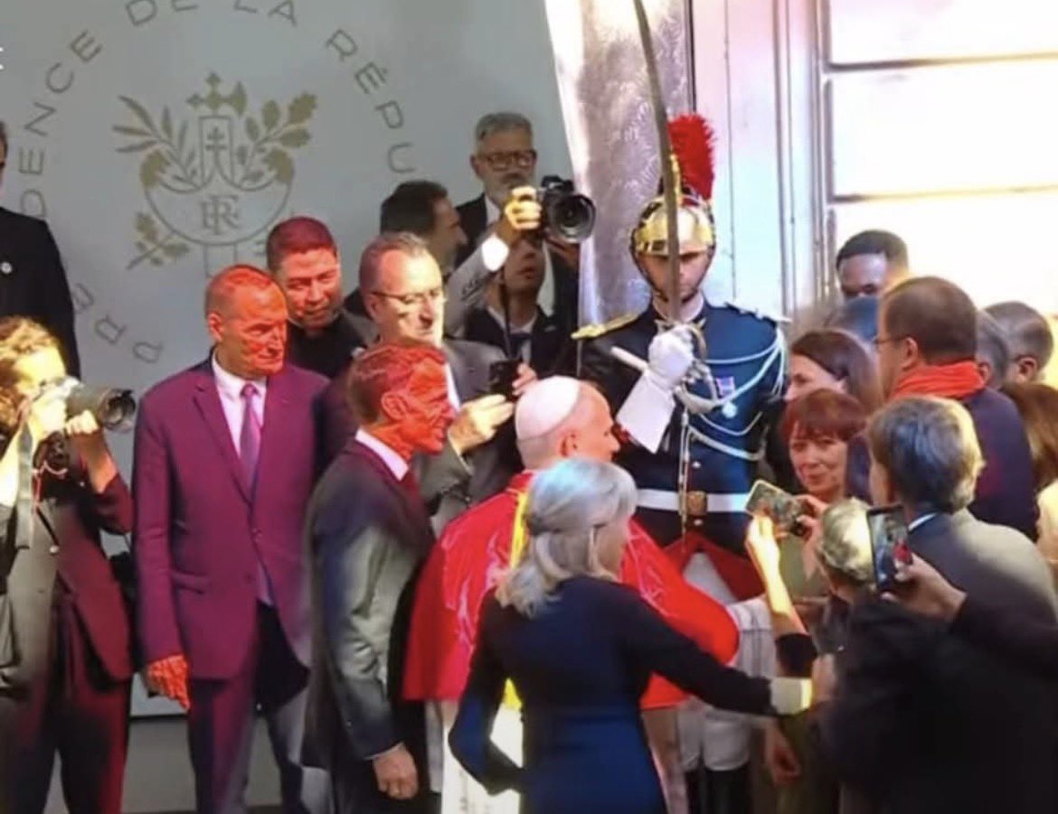 JaclineMouraud's tweet photo. Cette photo n’est pas truquée.
Elle est le fruit d’un rayon de lumière (divine?) qui révèle bien des choses à l’instant où elle a été prise. ￼
Le pape est venu rayonner sur la France et apporter aux croyants toutes les réponses. 
￼#LeonXIV https://t.co/aPjLugFjCm