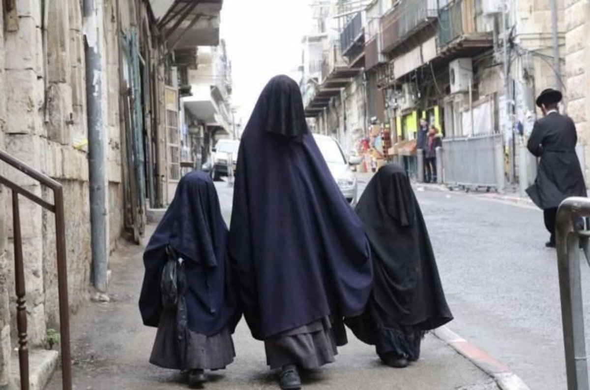 araa79m's tweet photo. اتمنى هذي العاده اليهودية تختفي بشوارعنا حنا مجتمع اسلامي معتدل فقط نعترف بالحجاب اتمنى برؤية 2030 بالسعودية اللباس يكون كامل الحريه للمرأة وبالعكس راح يخدم رؤيتنا الجديده 
#٢٠٣٠_بلا_نقاب https://t.co/iQ68yX5rNf