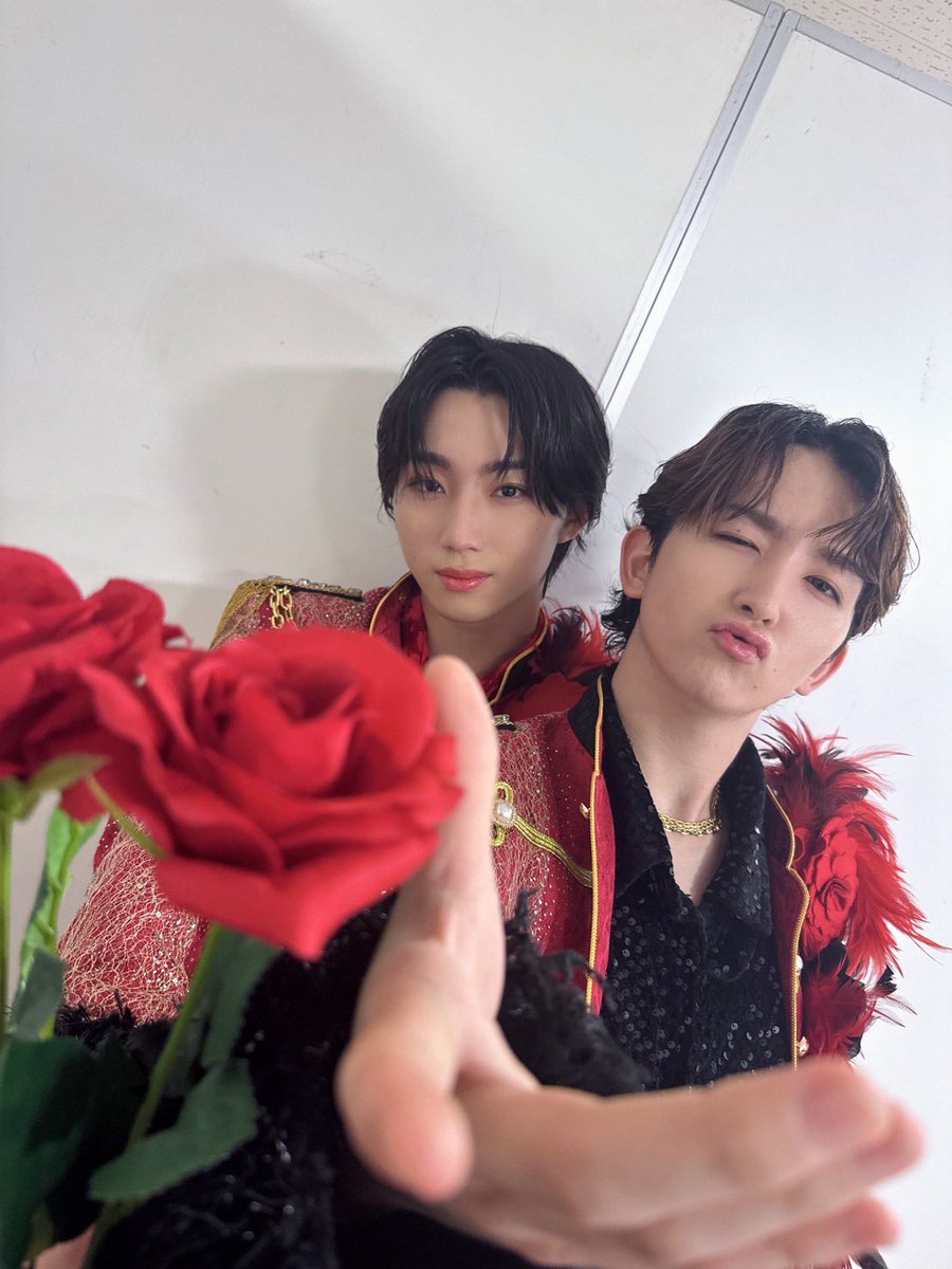 Lienel_official's tweet photo. ららぽーと富士見でのリリースイベントありがとうございました！
足元の悪い中来てくれてほんまにありがとう☔️
たくさんの方に来てくれて本当に嬉しかったです🥰
芳賀ちゃんプロデュース写真
あげる🌹

#森田璃空 Instagram🩷
🔗https://t.co/txJXfJuqj6 

#Lienel #リエネル
#リエネル_愛のダバダ
#リエネルの思い出