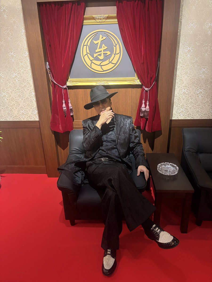 takayakuroda's tweet photo. コラ〜❗️
神ちゃん❗️天ちゃん❗️
俺は反社じゃねぇぞ❗️💢

多分なぁ😏😎🔫 https://t.co/Sq6ZThbE5C