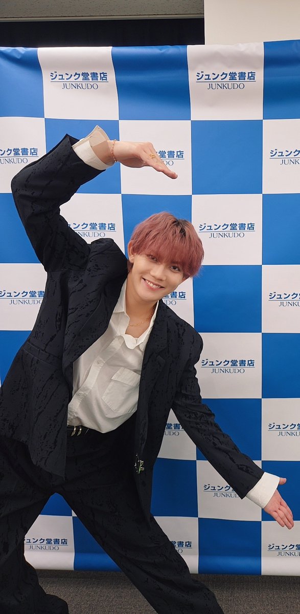 imai1005's tweet photo. 写真集再重版記念イベントにお越しいただいた皆様、本当にありがとうございました‼️ https://t.co/XAxP3Dqfi0