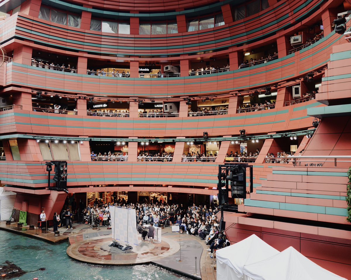 KREVA_DrK_dj908's tweet photo. [STAFF] FM福岡「KREVA Station」公開収録、ありがとうございました！

開始前には雨もあがり、とっても多くの方に集まっていただき、あっという間の楽しい時間でした✨

キャナルシティ博多、FM福岡、DJの甲斐田さん、関係者の皆様、そして会場に来てくださった皆さん、ありがとうございました！ https://t.co/6a7TMgwYfp