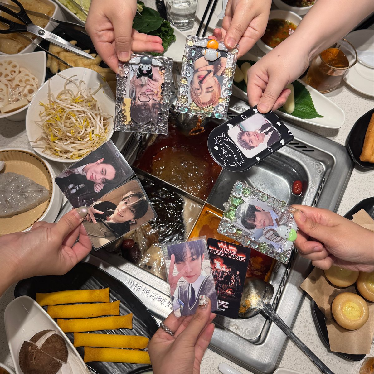 2ma1S2's tweet photo. 분내 가좍모임〰️🥰🫶🏻💓 https://t.co/x2NAWxjtPn