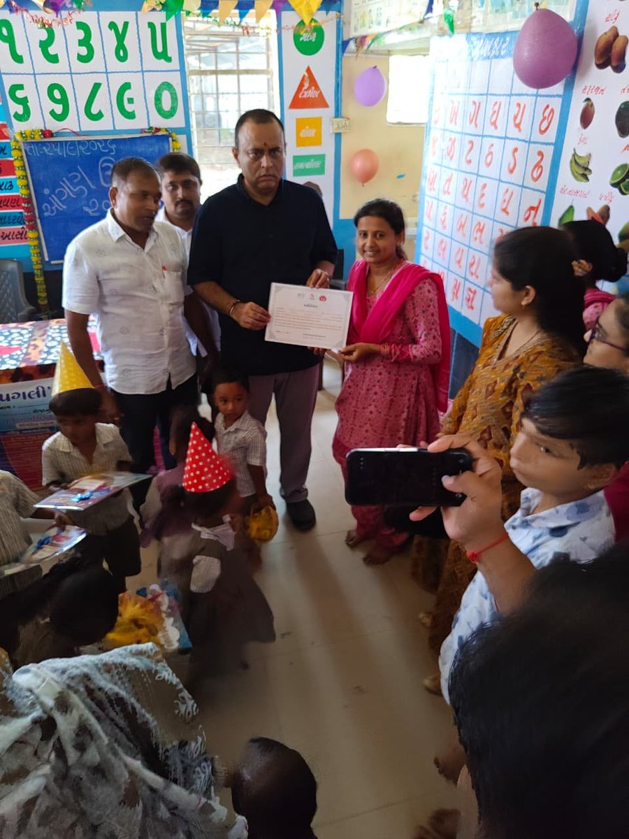 PoshanAnand's tweet photo. માન.ધારાસભ્યશ્રી સોજીત્રાના વિપુલભાઈ પટેલ  તથા જિલ્લા સંગઠનના મહામંત્રી પ્રવિણભાઈ વાઘેલા તારાપુર તાલુકાના મોરજ ગામની આંગણવાડી ખાતે આંગણ મિલન કાર્યક્રમ અંતર્ગત આંગણ ઉત્સવ કાર્યક્રમમાં હાજર રહી આંગણવાડીના બાળકોને ફ્રૂટ તેમજ પોષણ કીટનું વિતરણ કરવામાં આવ્યું. https://t.co/1Rs11nBPRK
