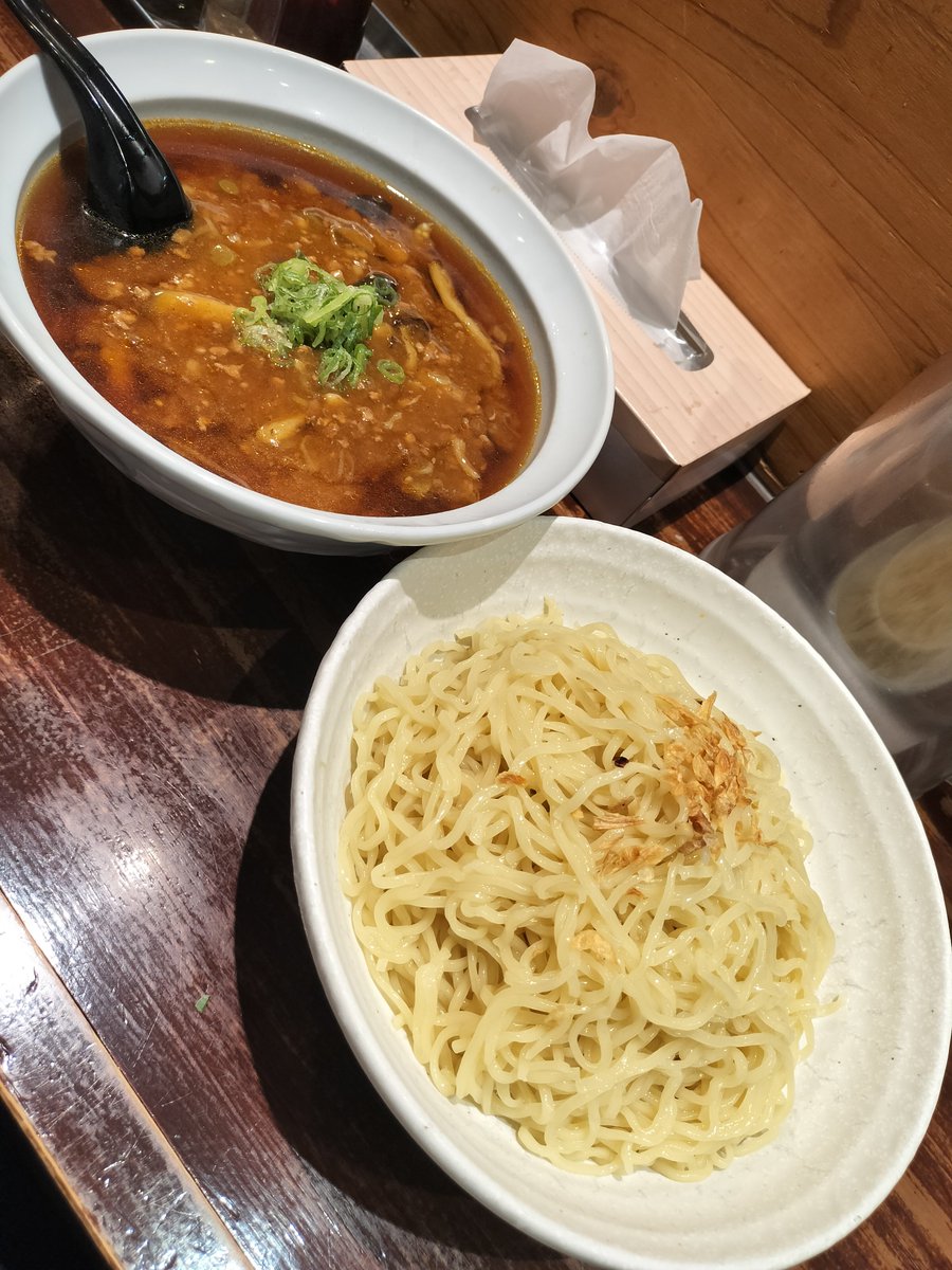 kizayamiya's tweet photo. 妻子供が実家に帰省中なので今日は仕事帰り1人飯🫡

仙台市宮城野区高砂の元気印のラーメン えにしや。

えにしやつけ麺特盛🍜
つけ汁のどんぶりがデカい！😳！
ラーメンどんぶりやで。
美味いから全部飲んだけどね！ https://t.co/TJMdfQDsAF