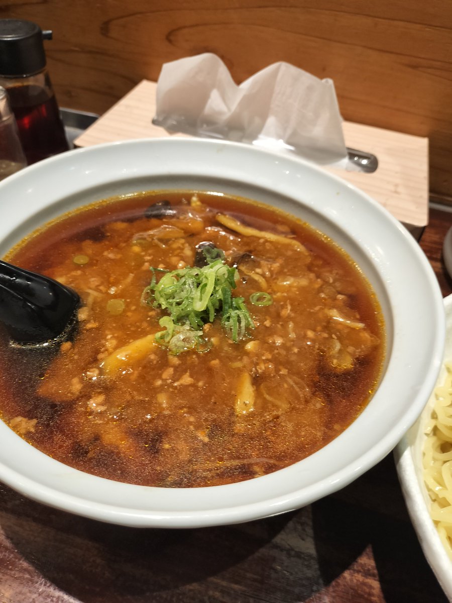 kizayamiya's tweet photo. 妻子供が実家に帰省中なので今日は仕事帰り1人飯🫡

仙台市宮城野区高砂の元気印のラーメン えにしや。

えにしやつけ麺特盛🍜
つけ汁のどんぶりがデカい！😳！
ラーメンどんぶりやで。
美味いから全部飲んだけどね！ https://t.co/TJMdfQDsAF