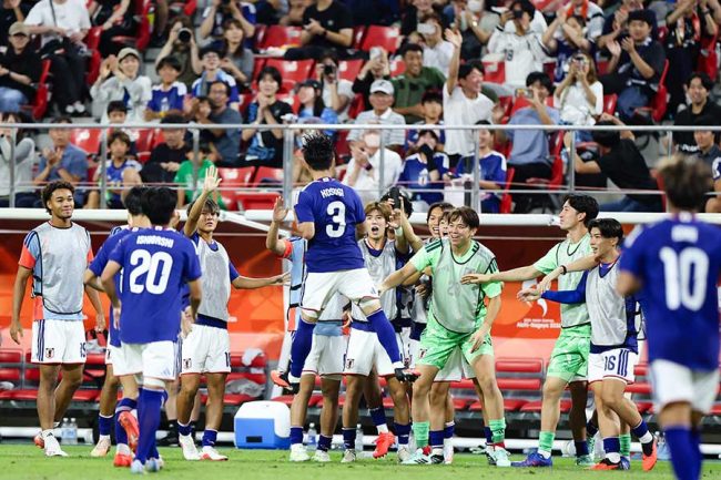 livedoornews's tweet photo. 【アジア大会】サッカー男子・北朝鮮、日本が先制直後にまさかの行動 約3分中断
https://t.co/83iSAzu2MO

前半39分に日本が先制したが、北朝鮮選手は日本のファウルを主張して猛抗議。北朝鮮は試合を再開するそぶりを見せず、試合は約3分間に渡って中断する異常事態となった。 https://t.co/vvZq8v4qWl