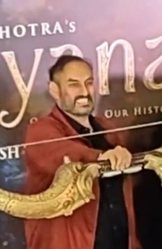 Shaur_yaaa's tweet photo. Real life Lawdasur was trying to  lift Shiv Dhanush... 

Chikhein nikal gayi 🥶🥶 https://t.co/YKxD4BeDSn