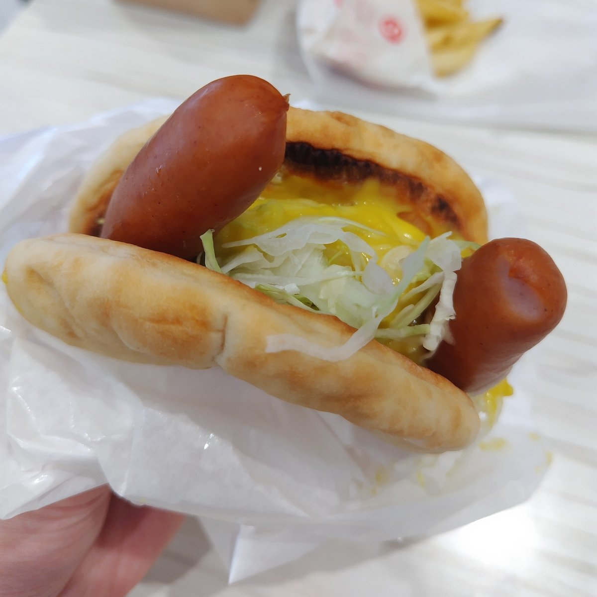 812_iri's tweet photo. 生まれて初めてお月見バーガーを食べた……！

なんだ、この美味しいものは……！ https://t.co/n2KgMRlDmS