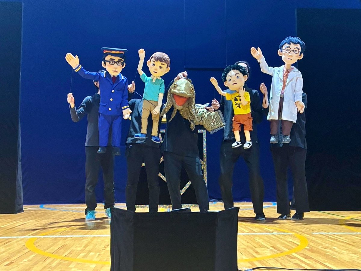 ningyou_kyougei's tweet photo. 『#シーラカンスとぼくらの冒険』班、昨日は奈良の小学校で公演でした❗️ 終わったあとに、「続きはいつやるの⁉︎」ってきいてくれる子がいて、給食の時間もクラスで劇の話がもりあがってたらしいで！ 続き、どんな冒険が待ってるんやろなぁ…(きょうべー) https://t.co/xnVCMaGMCP