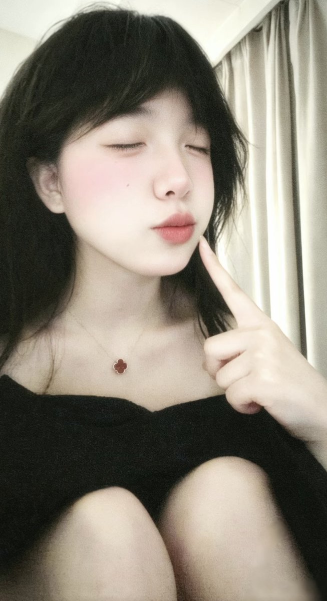 roy_katrin11252's tweet photo. 刚玩
有没有男生来相互加QQ聊聊啊？？？ https://t.co/YEpIYytRSC