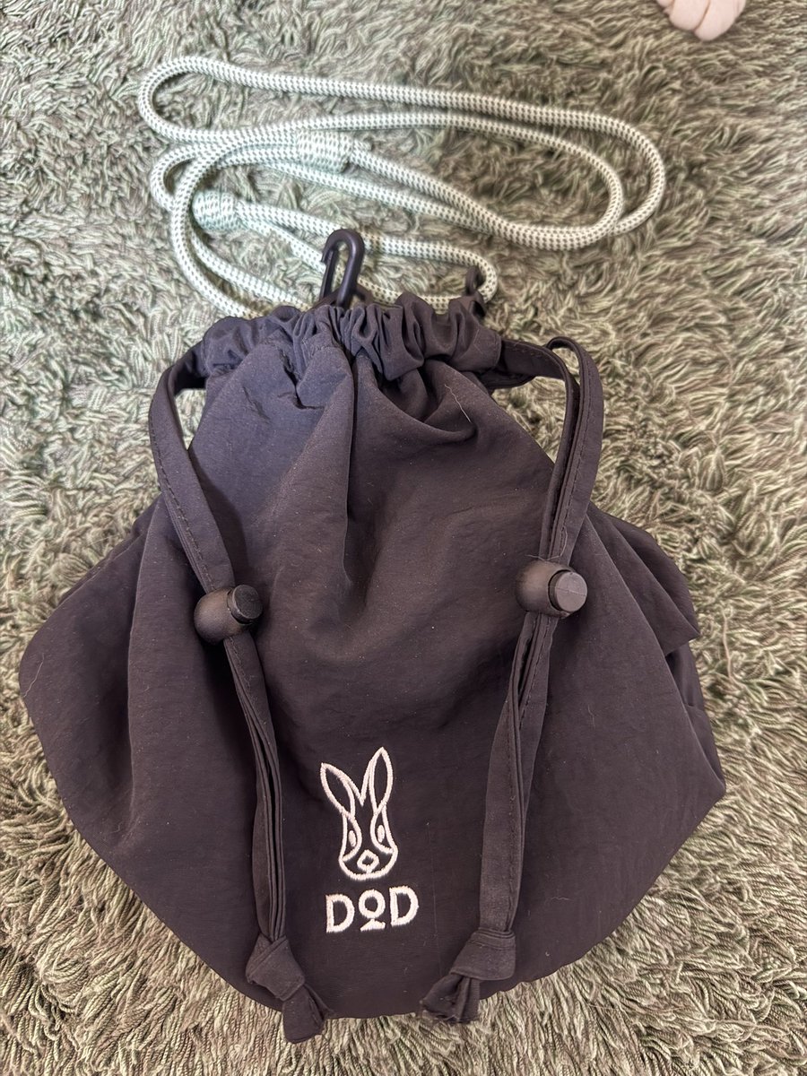 aco_camp's tweet photo. ウサギンチャク、気に入って使ってたんだが、斜めがけしてたら巾着の口が全開になってる事が多くて地味にストレスでしばらく使ってなかった。
久しぶりに使いたいと思って100均でコードストッパーを買ってつけてみたらいい感じ✨
これで口が勝手に開くのが防げる👍✨ https://t.co/4Cv4ZqX2tJ