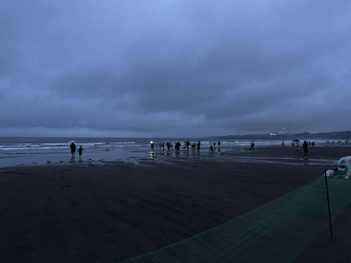 yasa_mosa's tweet photo. 大洗花火、酷過ぎた。
有料エリアの前に陣取る、お金を払っていない人たち。
インフォメーションやガードマンに散々クレームしたが、全く注意する様子も無し。
ガードマンは「ネットの内側が管轄なので」としか言わない。
マジで酷い花火大会だ。二度と来ない。
#大洗花火 
#大洗 https://t.co/d9uEL7yFrC