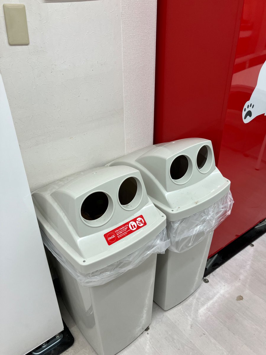 boyokohamakamoi's tweet photo. デュエルスペースの利用マナーについて

デュエルスペース内のゴミ箱の分別が十分にできていない方が大勢いました

ペットボトルゴミ、缶ゴミをプラゴミのゴミ箱にれる、燃えるゴミをプラのゴミ箱に入れるなどです

ペットボトル、缶のゴミ箱は自販機の横にございます

ご協力お願いいたします https://t.co/B1TR202YR2