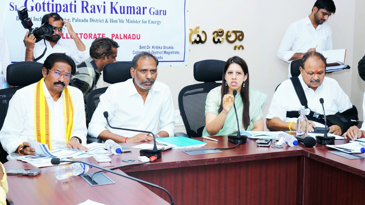 ipr_palnadu's tweet photo. నరసరావుపేట జిల్లా కలెక్టరేట్ ప్రాంగణంలోని ఎస్.ఎన్. శంకరన్ వీడియో హాల్ నందు శుక్రవారం జిల్లా సమీక్షా  సమావేశం ఫలప్రదంగా జరిగింది.. ఈ సమావేశానికి పల్నాడు జిల్లా ఇంచార్జి మంత్రి గొట్టిపాటి రవికుమార్ అధ్యక్షత వహించారు. ఈ కార్యక్రమంలో పల్నాడు ఎంపీ లావు శ్రీకృష్ణదేవరాయలు, https://t.co/p9ya8xPsRY